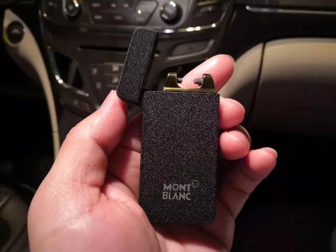 掌中的儀式感 萬葆龍重力感應電弧打火機，重新定義男人的點煙時刻